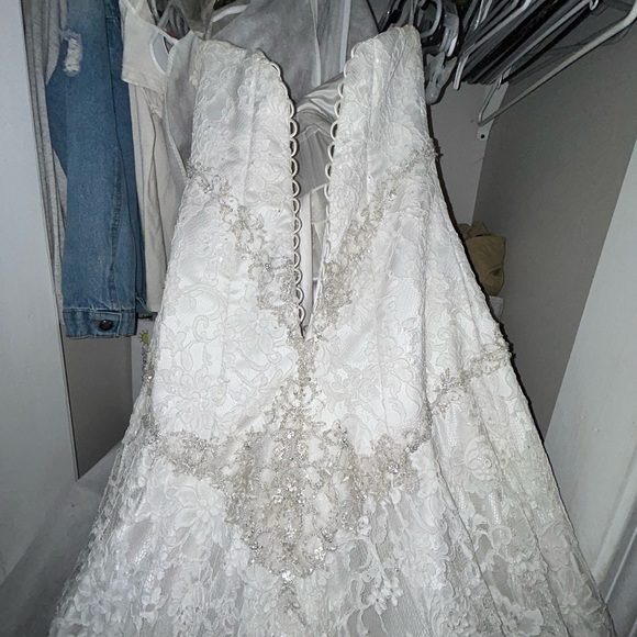 Beaded lace wedding dress - Picture 8 of 10